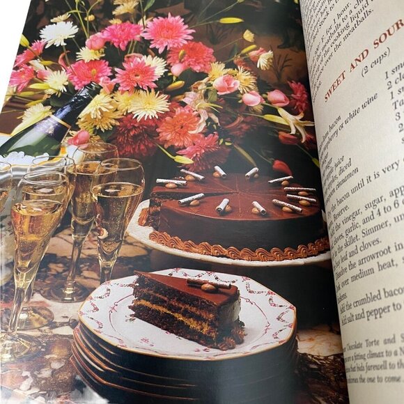 Favorite meals from Williamsburg Cookbook Vintage Book Softcover Recipes - Picture 9 of 16